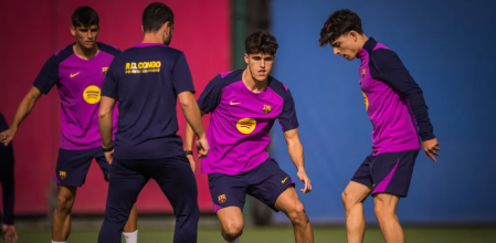 Xavi Espart, este viernes 31 de octubre en el entrenamiento del Barça con Cubarsí y Gerard Martín