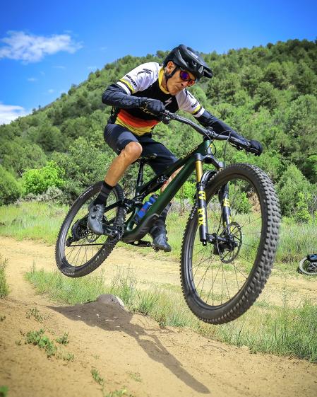 En competición, afirma seguir el ritmo de grupos de ciclistas más jóvenes para progresar posiciones.