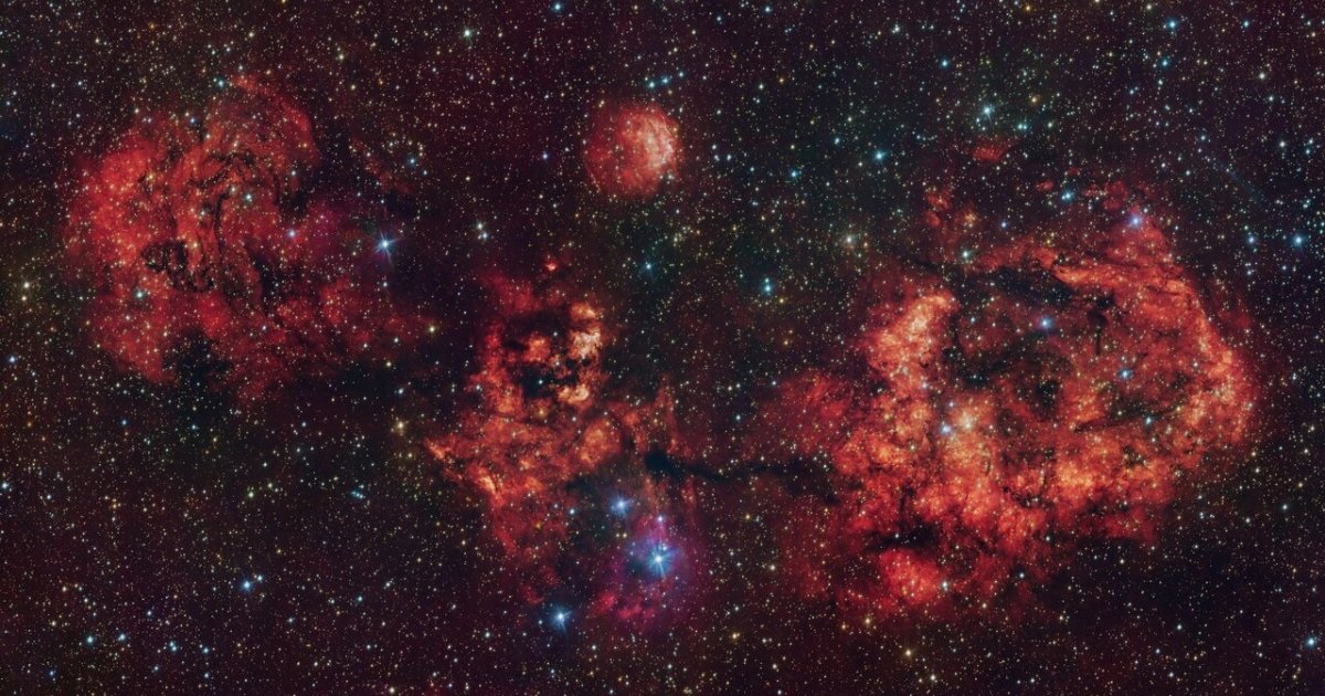 Captan una nube interestelar con forma de murciélago en una zona de nacimiento estelar