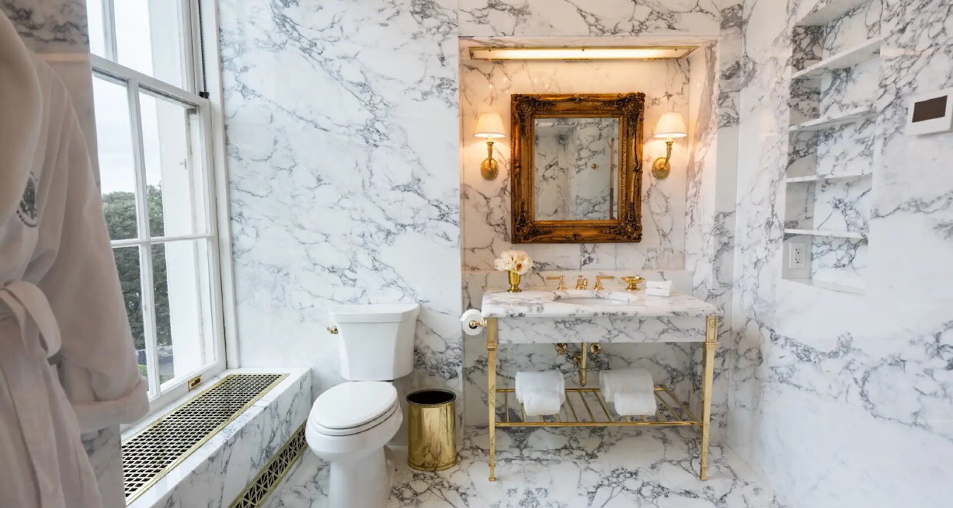 cambia el art déco por mármol y dorado