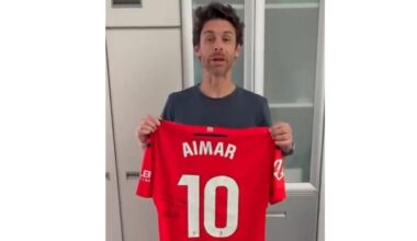 Aimar Oroz regala una camiseta a Pablo Aimar