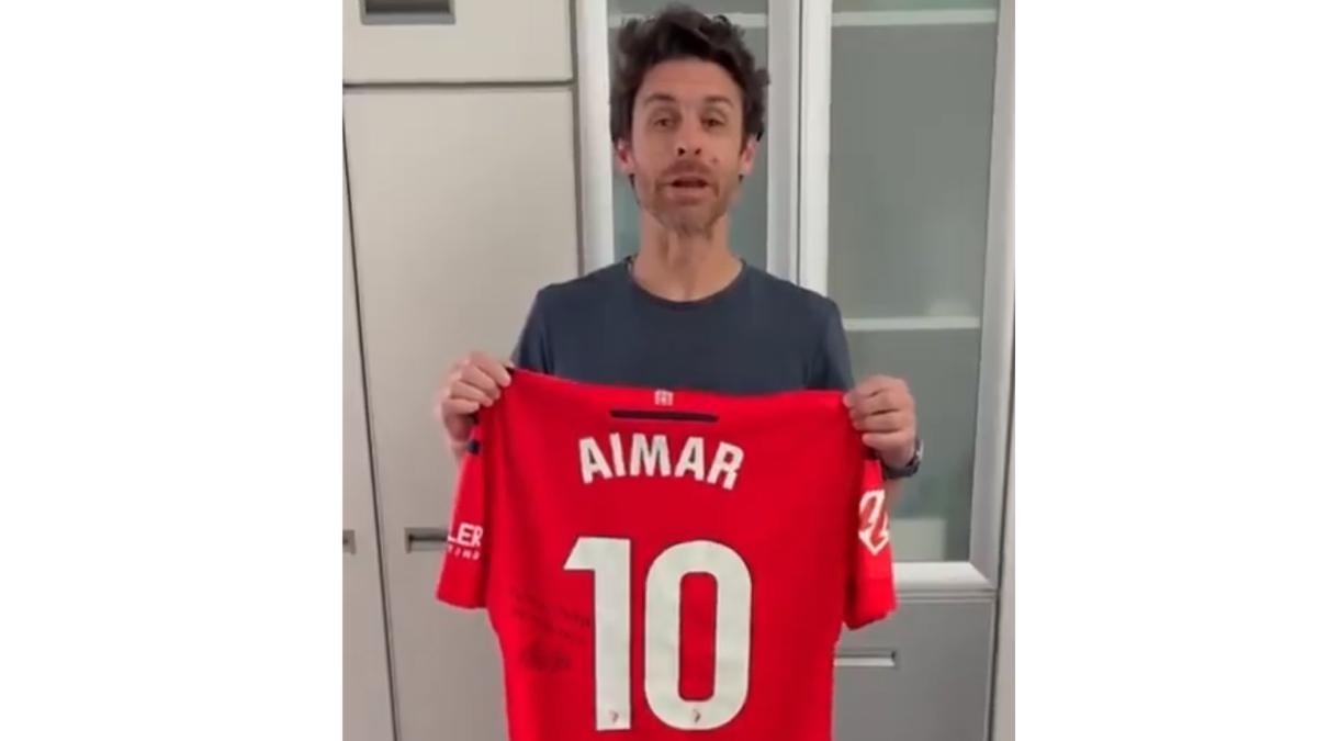 Aimar Oroz regala una camiseta a Pablo Aimar
