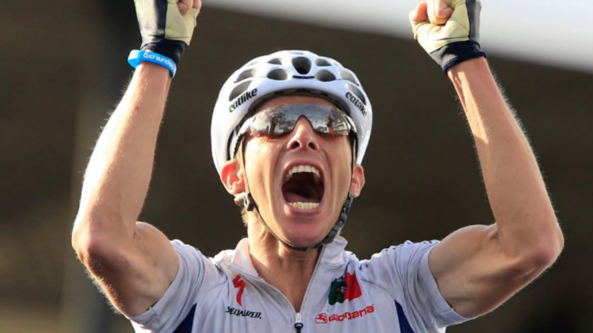 Rui Costa cuelga la bici tras 19 años de carrera y un arcoíris eterno