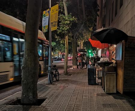 La parada de castañas y boniatos de la calle Aribau junto a la parada del bus y la puerta del cine define el otoño en la ciudad.