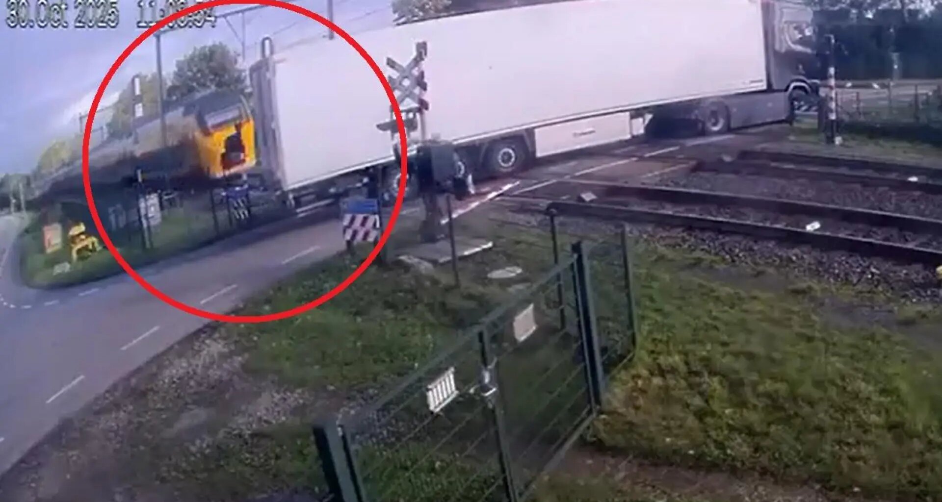 Una cámara capta el momento en el que un tren arrolla a un camión cargado de peras: hay diez heridos