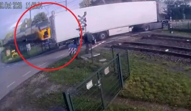 Una cámara capta el momento en el que un tren arrolla a un camión cargado de peras: hay diez heridos