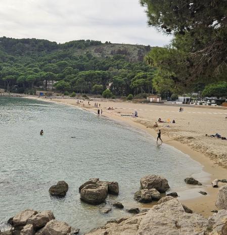Últimos días de playa en Cala Montgó.
