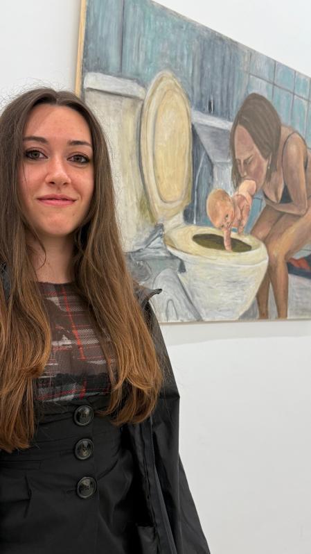 Elena Garrigolas con su obra de fondo.