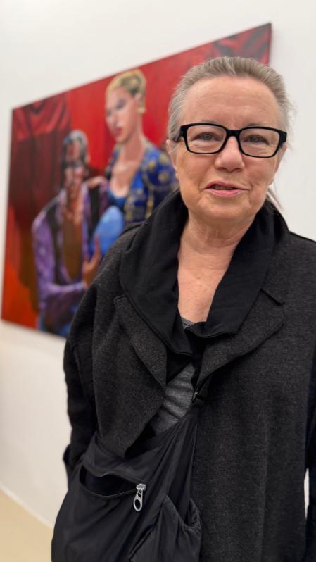 Roser Oliveras, con su obra de fondo.