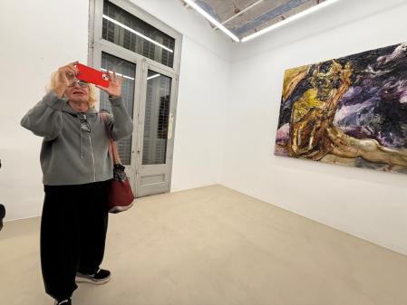 Fotografiando una de las obras expuestas en la galería AWL.