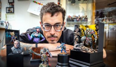 Herrero posa con algunas de las miniaturas que ha pintado.