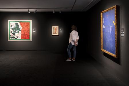 Algunos de los cuadros que dialogan con los vídeos de Akomfrah en la muestra