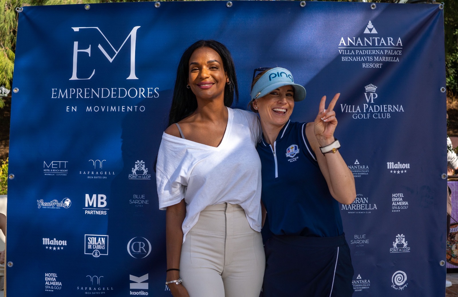 La ganadora Noemí Jiménez junto a la organizadora, Liz Emiliano