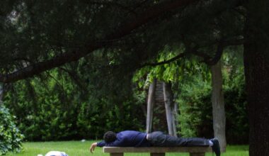 Jóvenes durmiendo en un parque de León.