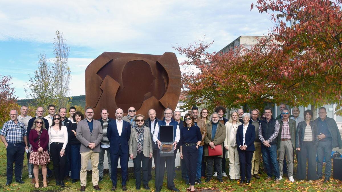 Torres de Elorz rinde tributo a Manuel Torres con una escultura y un parque con su nombre