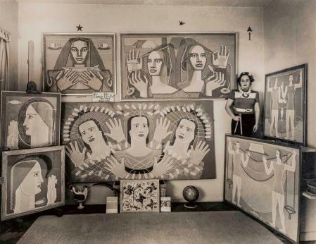 Maruja Mallo en su estudio de Buenos Aires con su serie “La religión del trabajo”, 1939