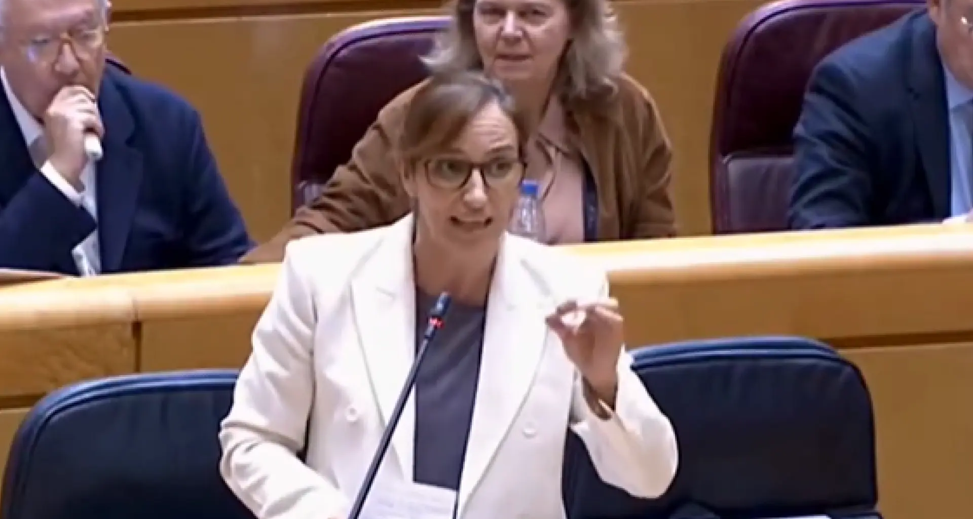 Mónica García afea a Javier Arenas que haya vapeado desde el escaño durante el Pleno del Senado y él lo niega