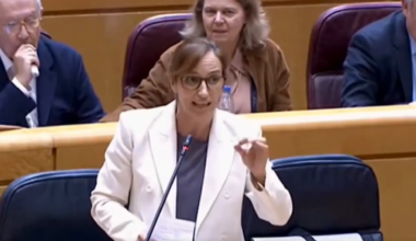 Mónica García afea a Javier Arenas que haya vapeado desde el escaño durante el Pleno del Senado y él lo niega