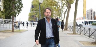 El fiscal José Grinda a la salida de los Juzgados de Plaza de Castilla, a 5 de noviembre de 2025, en Madrid (España). El juez titular del Juzgado de Instrucción número 9 de Madrid, Arturo Zamarriego, toma declaración como testigos en el ‘caso Leire Díez’ a los fiscales José Grinda e Ignacio Stampa, quienes denunciaron intentos de soborno para acceder a información confidencial de la Fiscalía y de la Guardia Civil, así como Rubén Villalba, comandante de la Guardia Civil investigado en el ‘caso Koldo’. La ex militante del PSOE Leire Díaz está siendo investigada por presuntos delitos de tráfico de influencias y cohecho.