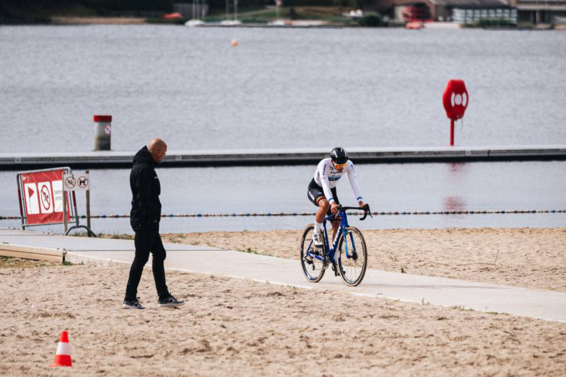 Nys, bajo la atenta mirada de su padre