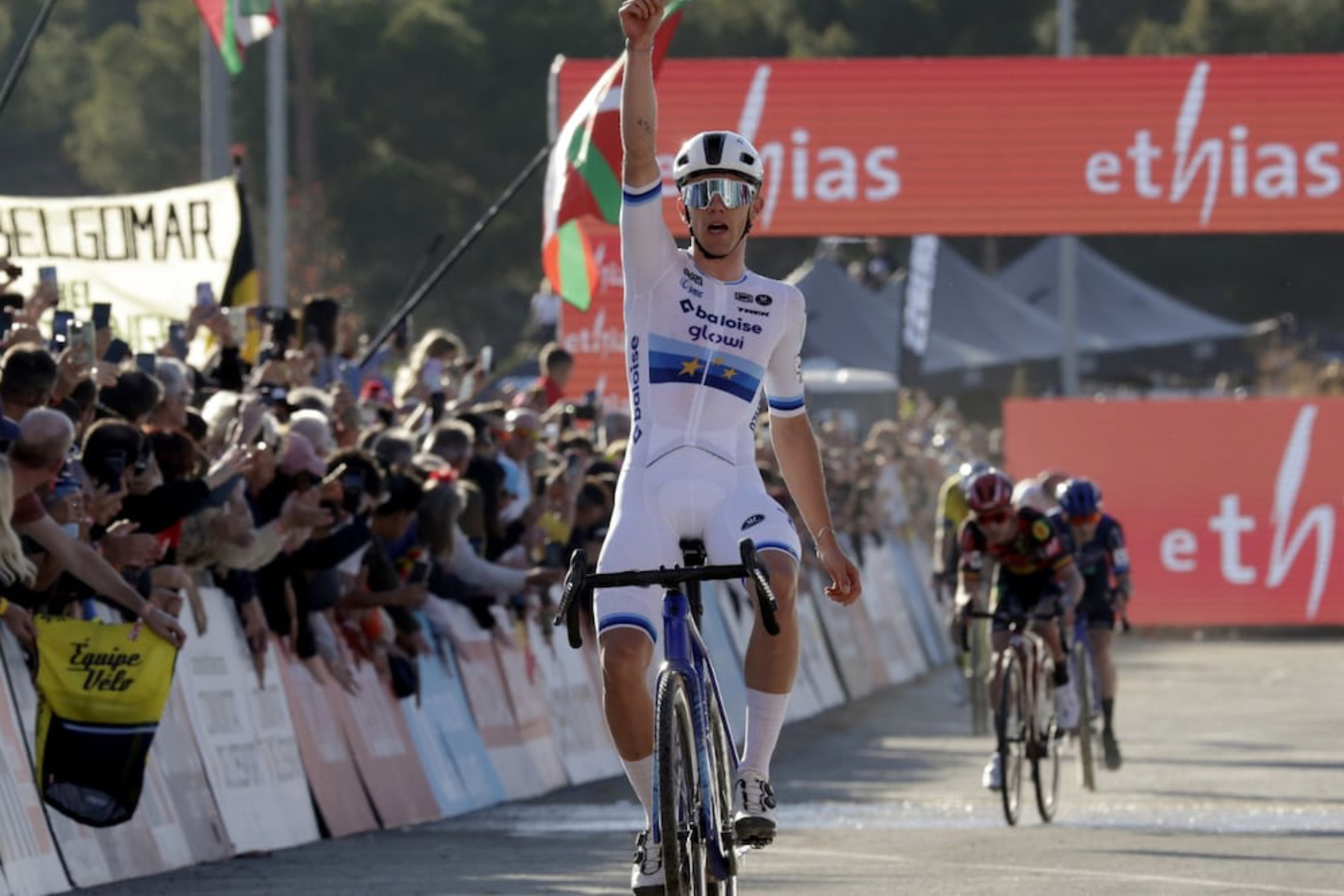 Nys celebrando la victoria en Benidorm