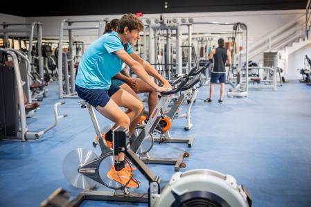 Aleix Galindo, sobre la bicicleta estática, días atrás en el CN Montjuïc