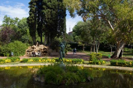 Escultura del centro del lago del parque Villa Amelia de Barcelona.