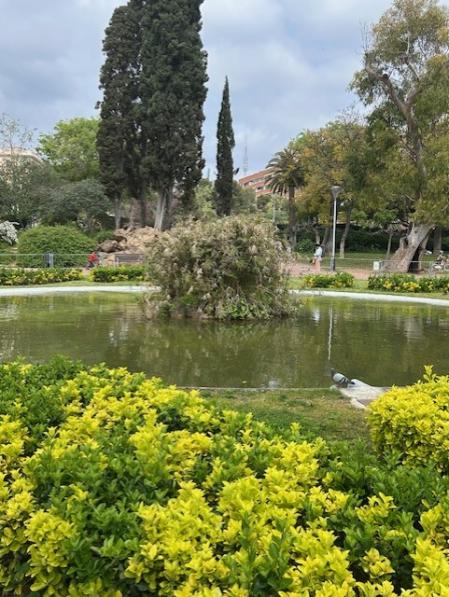 Escultura tapada por la vegetación, en el centro del lago del parque Villa Amelia de Barcelona.