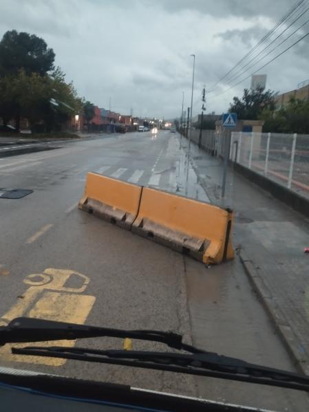 Muro de hormigón para advertir de una inundación en el polígono industrial de Sant Pere, a falta de alcantarillas.