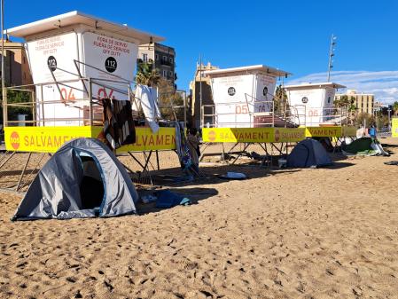 Tiendas de campaña para vivir en la playa de la Barceloneta.