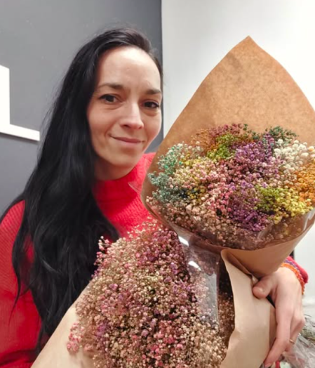 Ainhoa, con una de las creaciones florales de su negocio.