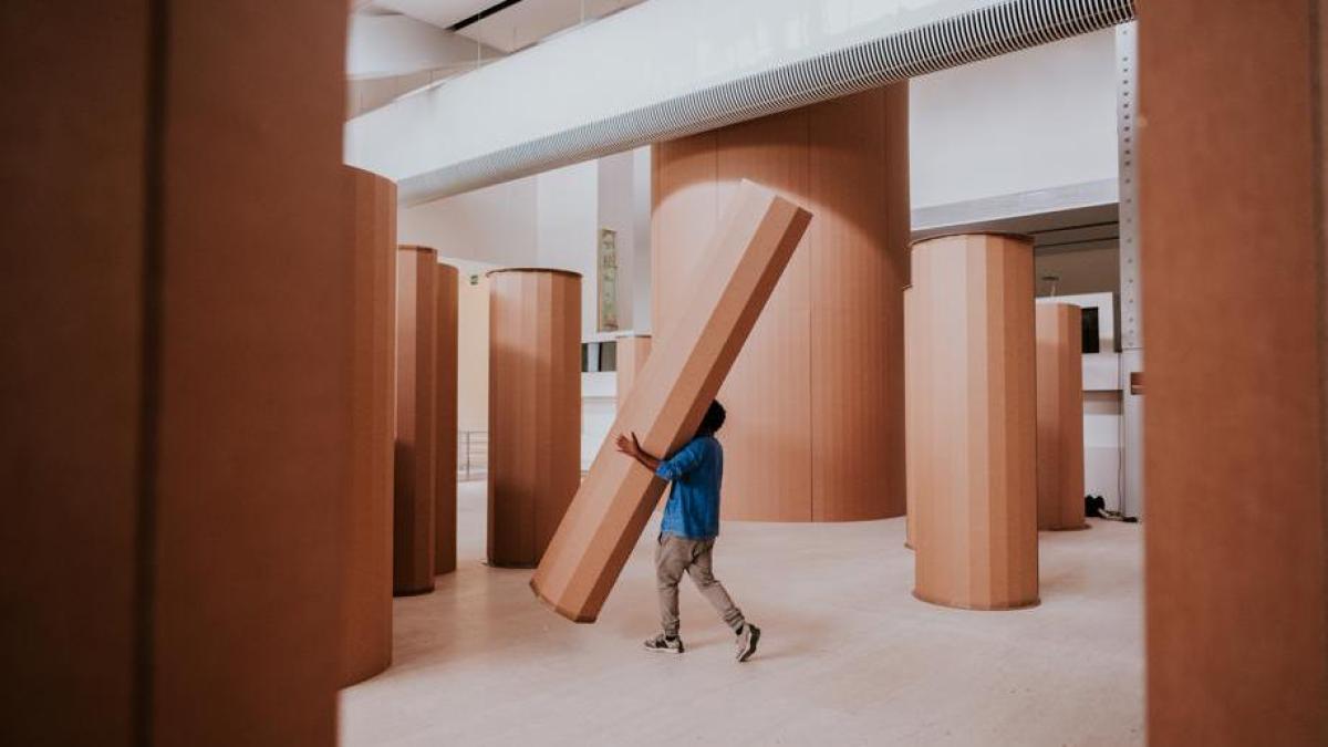 Carlos Bunga, el artista que fue nómada en el vientre de su madre