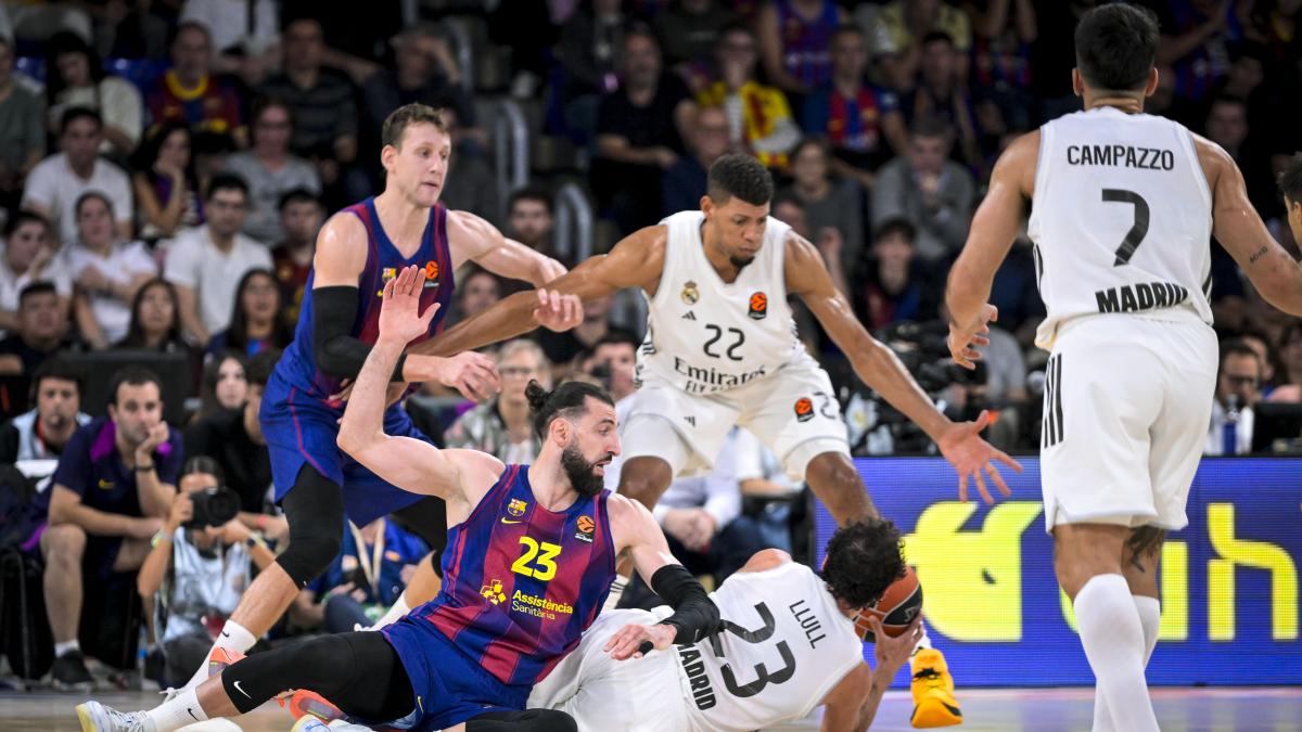 El Real Madrid estira su tiranía sobre un Barça sin defensa