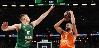 Darius Thompson lanza un triple ante el Zalgiris