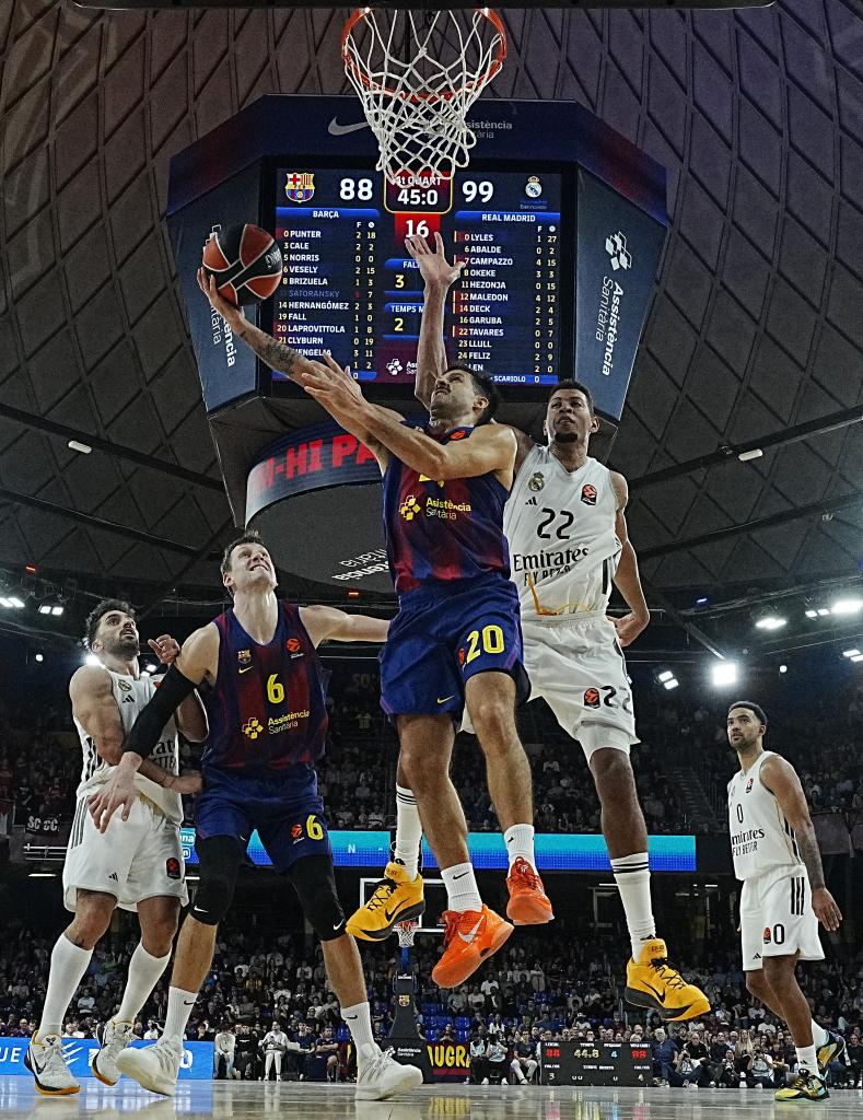 Walter Tavares intenta taponar a Nico Laprovitola en su entrada canasta.