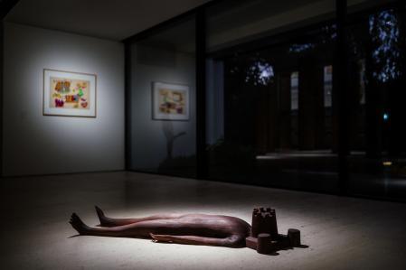 Uno de los 'Nómadas' de Carlos Bunga en el suelo