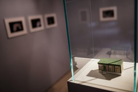 La pequeña maqueta hecha con una caja de cereales de la Casa número 17 en la que vivieron Bunga y su madre
