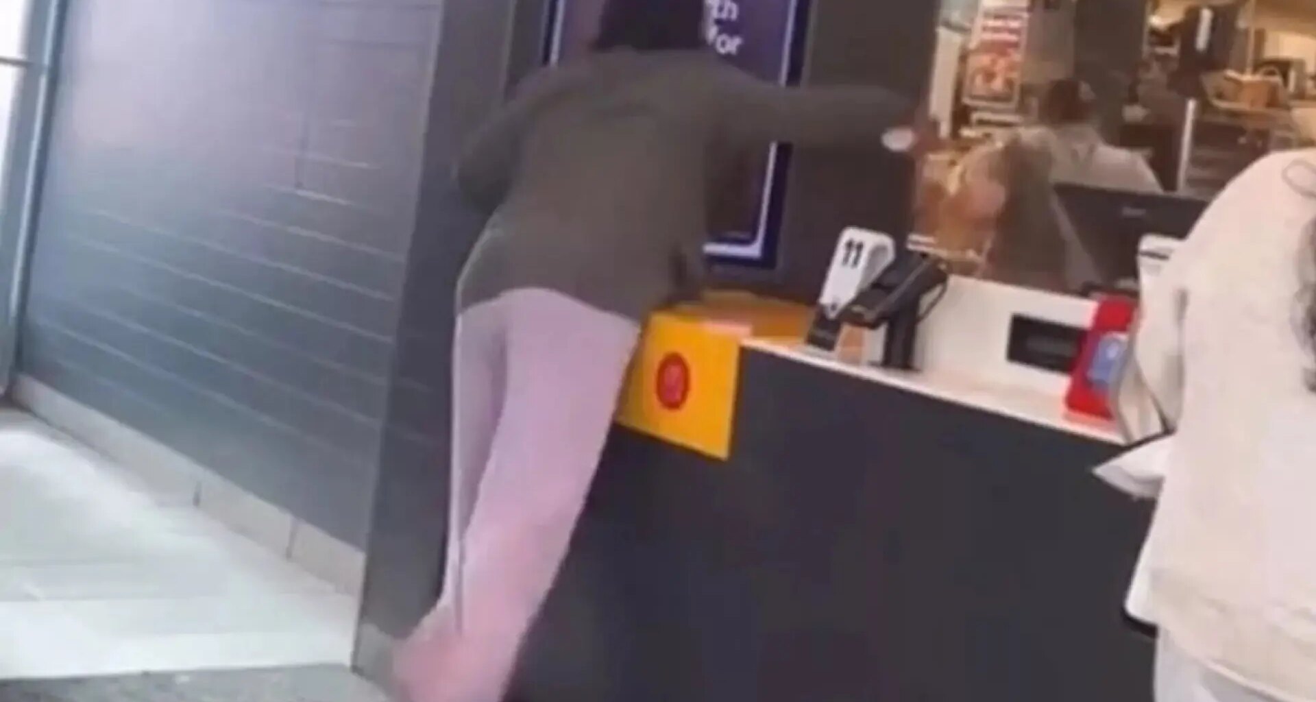 La policía busca a una mujer que lanzó café hirviendo a una empleada de McDonald's tras una discusión