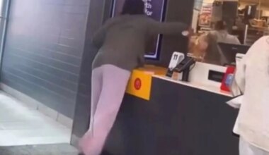 La policía busca a una mujer que lanzó café hirviendo a una empleada de McDonald's tras una discusión