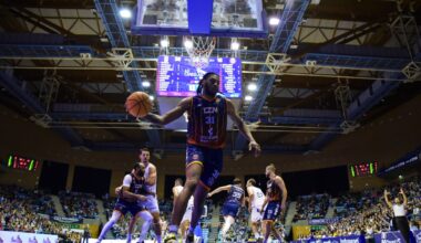 Javonte Brown con el balón en el pabellón Fontes do Sar en Santiago de Compostela.