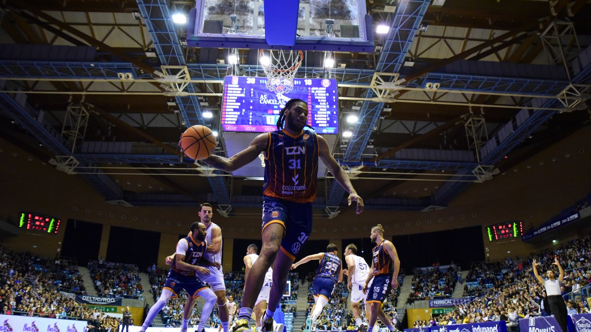 Javonte Brown con el balón en el pabellón Fontes do Sar en Santiago de Compostela.