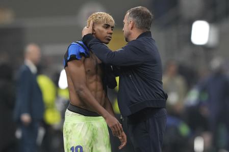 Flick abraza a Lamine tras caer ante el Inter en la semifinal de la pasada Champìons League