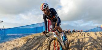 Felipe Orts en un momento de la carrera sobre la arena de la playa