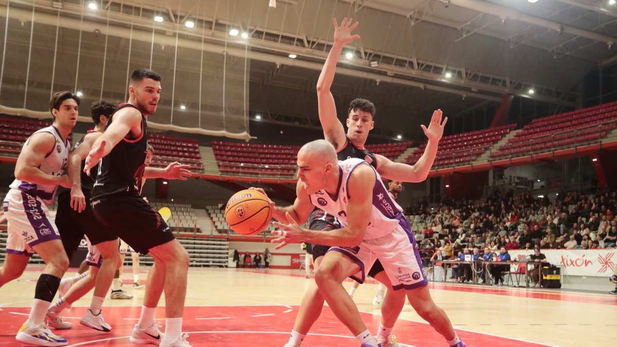 Pau Isern en el duelo entre  el Círculo Gijón Baloncesto y el UEMC Baloncesto Valladolid.