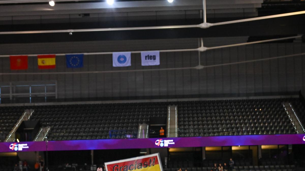 China reina y lo celebra al corro de la patata en un bello adiós ante un Arena semivacío