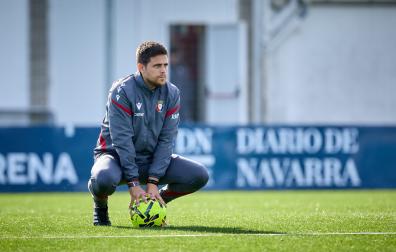 A: J.P. Urdíroz F: 09-11-2025 P: Alessio Lisci L: Pamplona. Instalaciones del C.A. Osasuna en Tajonar. T: Fútbol. Entrenamiento del primer equipo.