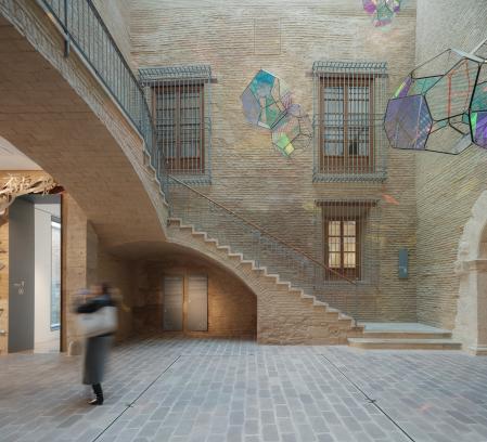 Obras de Tomás Sarraceno en el vestíbulo del museo