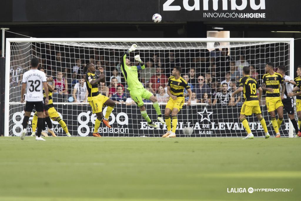 Cristian Álvarez realiza una parada en Cartagonova en la temporada del 'milagro' del Efesé