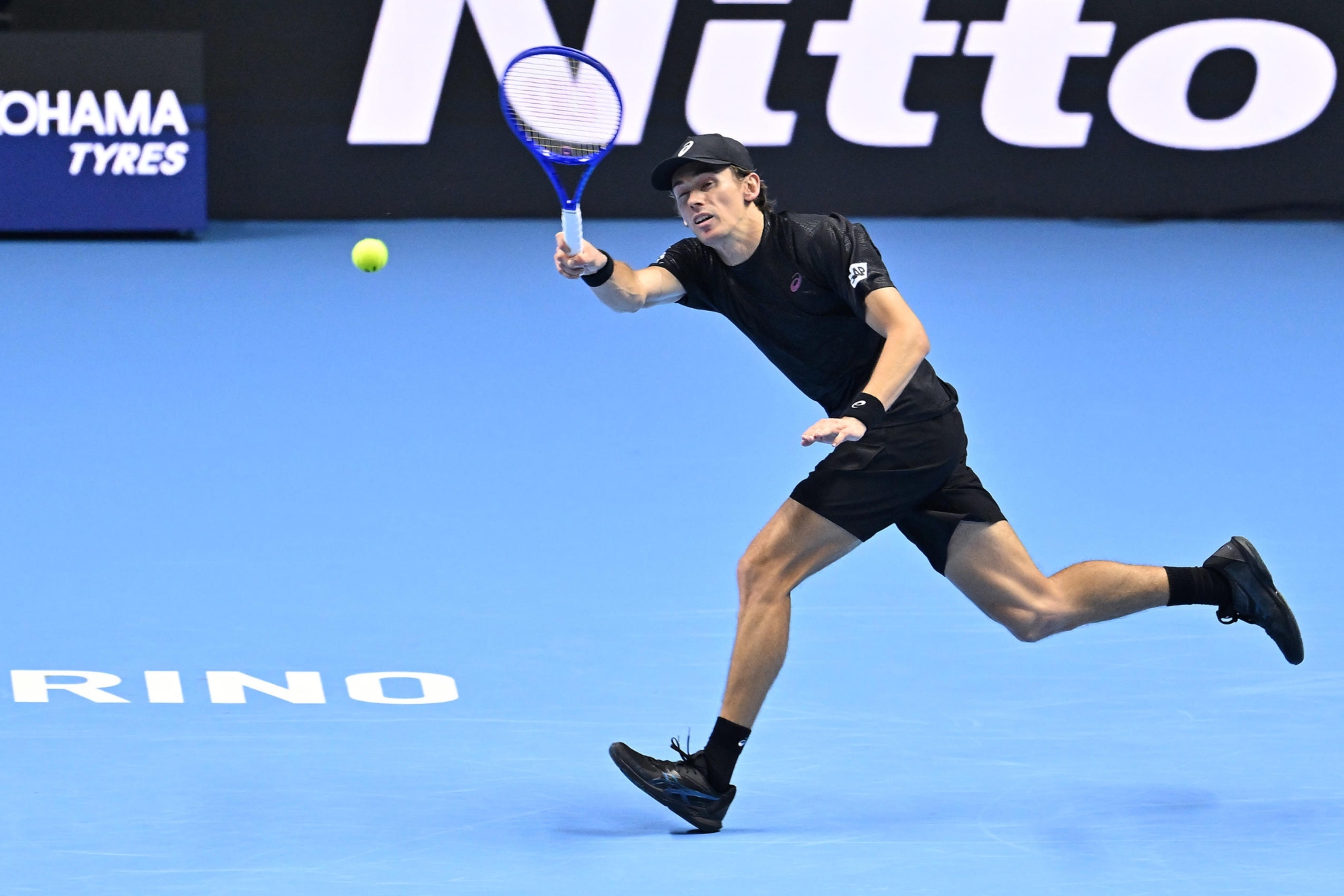 De Miñaur resta una pelota.