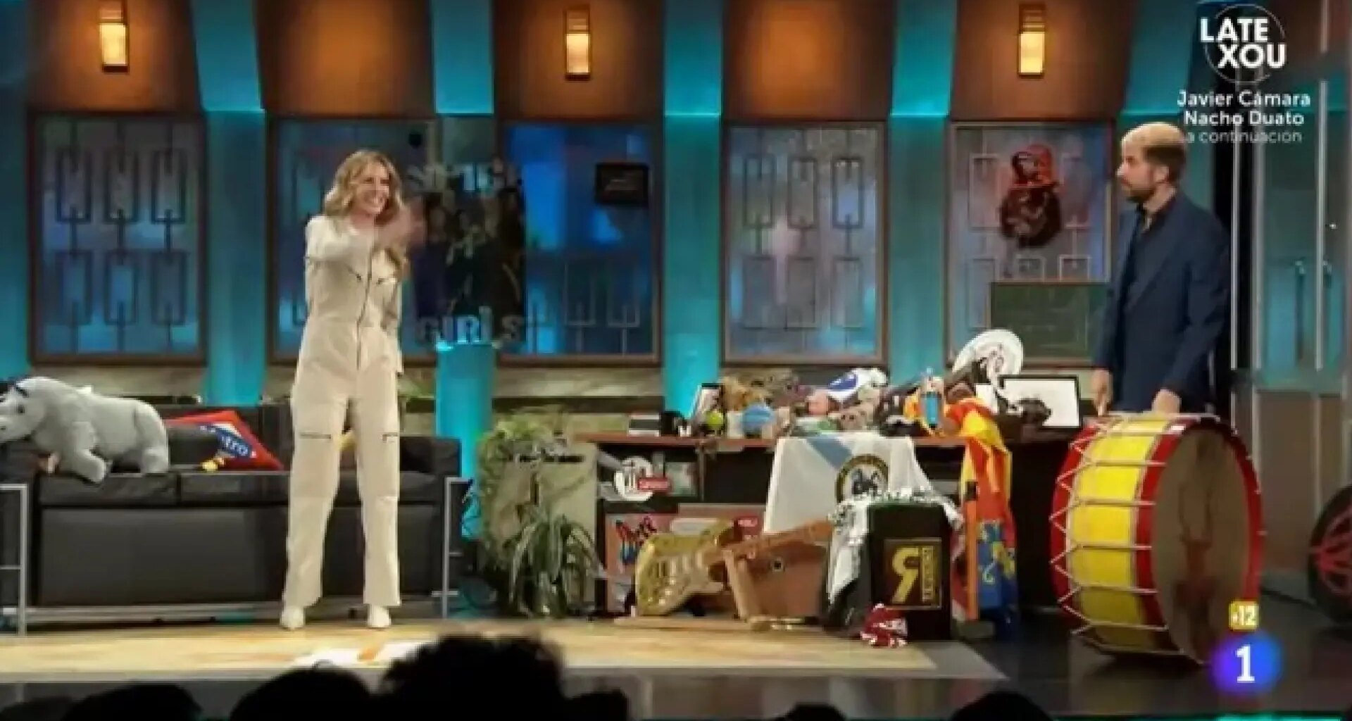 Paula Vázquez recurre a un audio de una amiga para sortear las preguntas clásicas de 'La Revuelta' y le quita el regalo a Broncano